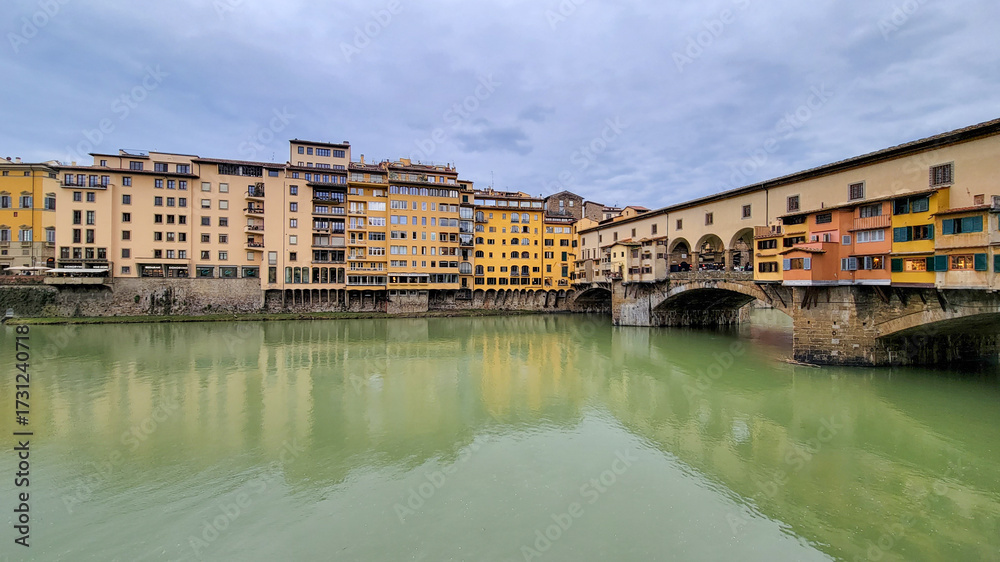 Fototapeta premium Arno River and Ponte Vecchio, Florence, Italy