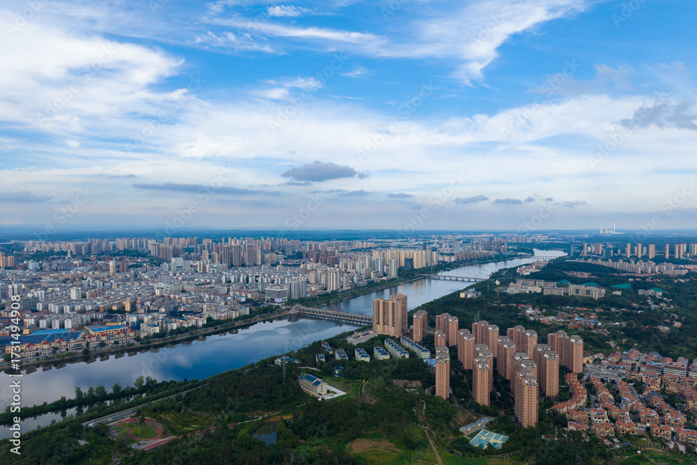 Φωτογραφία Suizhou city skyline stretches wide beside river showing many buildings under blue sky