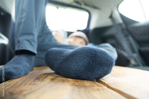 車中泊をする男性