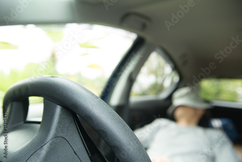 運転席で仮眠をとる男性