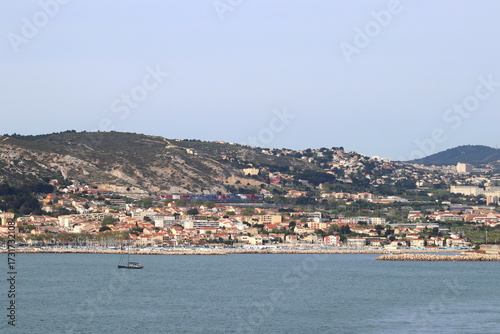 vue de Marseille et des calanques depuis la mer