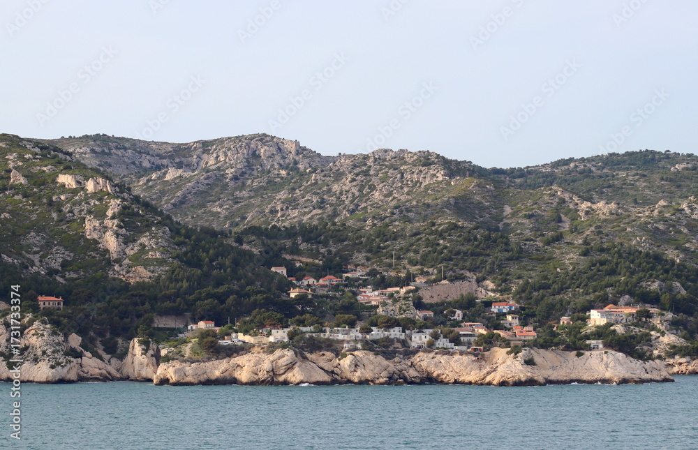 Obraz premium vue de Marseille et des calanques depuis la mer