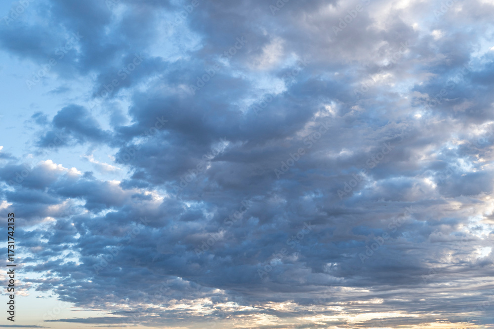 Obraz premium lockere Wolkenfelder am Himmel als Hintergrund und Himmelsersatz, Abendlicht