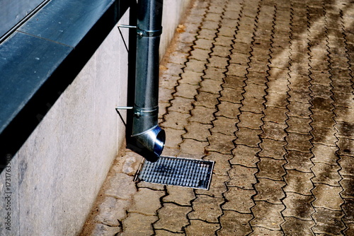 Tuyau de descente d'évacuation d'eau de pluie. Gouttière de récupération d'eau pluviale. 