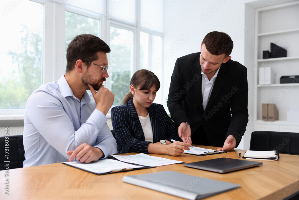 Obraz premium Couple having meeting with business consultant at table in office