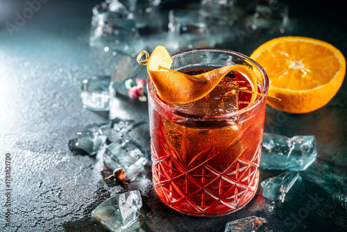 Billede på lærred Classic Negroni cocktail with orange garnish