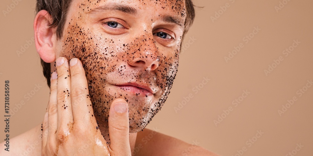 Φωτογραφία Caucasian man applying a facial scrub