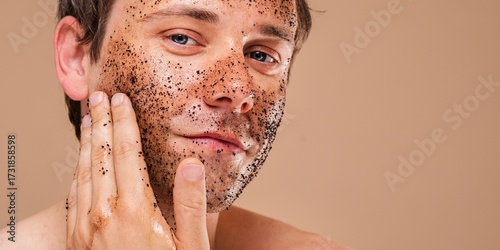 Canvas Print Caucasian man applying a facial scrub