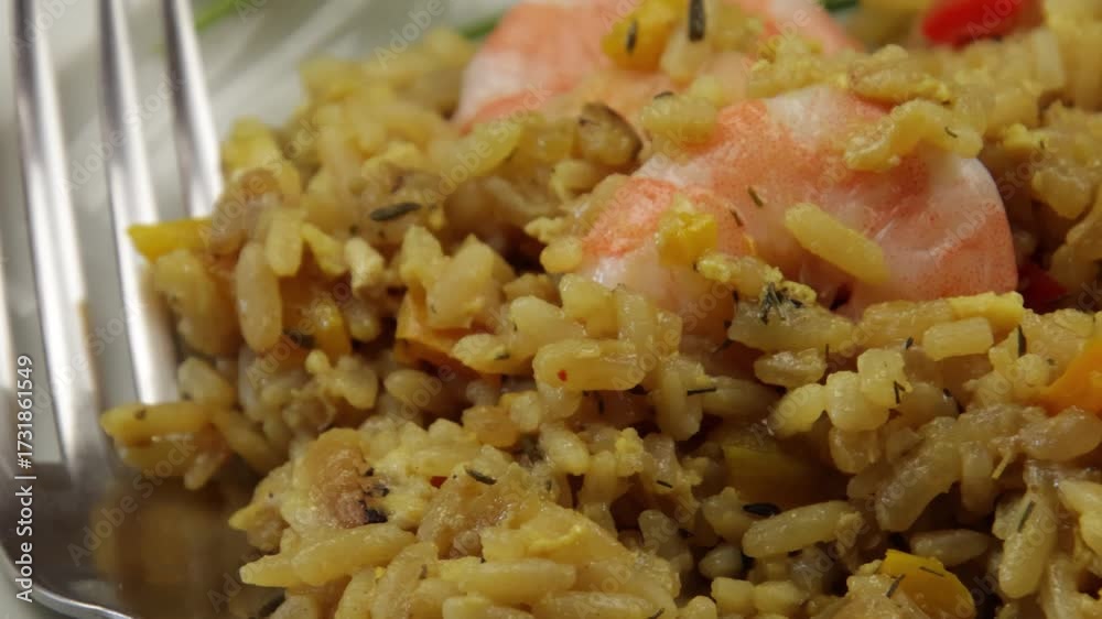 Gros plan d'un riz frit épicé aux crevettes