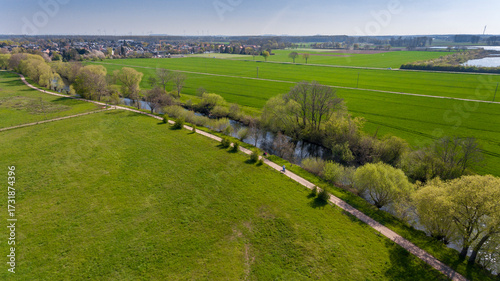 Landschaft im Kreis Heinsberg mit Fahrrädern, Drohnenaufnahme