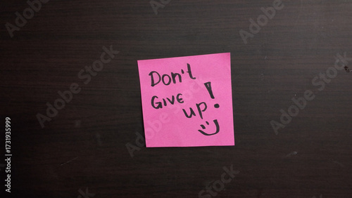 Quadro em tela Motivational message on a sticky note: Don't Give Up! :)  A simple reminder to persevere and stay positive even through challenges
