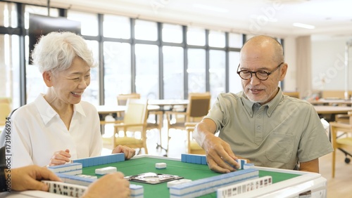 介護施設で麻雀を楽しむアジア人高齢者