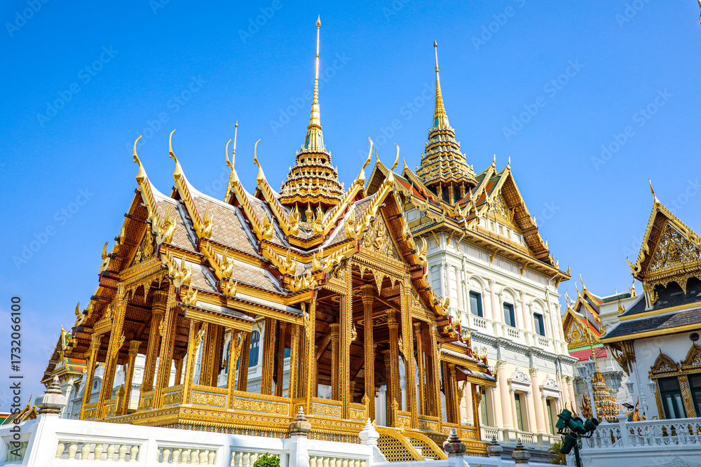 Fototapeta premium The Grand Palace was built same time as Bangkok. royal residences include Dusit Maha Prasat Throne Hall, Aphorn Phimok Prasat Throne Hall, Phiman Rattaya Throne Hall, Chakri Maha Prasat Throne Hall.