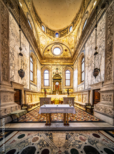 Fotografie High altar and dome of Santa Maria dei Miracoli in Venice