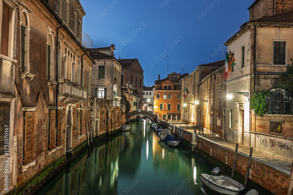 Naklejka premium Evening calm in Cannaregio, Venice with glowing reflections