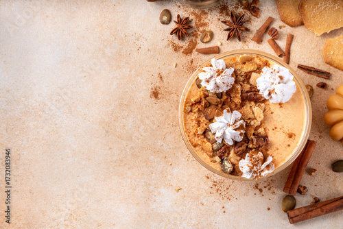 Fotografía Pumpkin Pie Greek Yogurt Breakfast Bowl with pumpkin puree and seeds, pecan nits