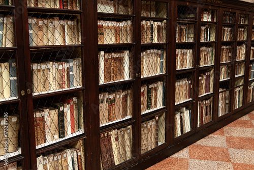 Libros en vitrina de biblioteca.