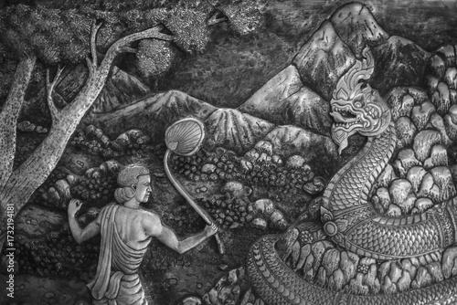 Foto Ancient bas relief sculpture in grayscale depicts mythological scene