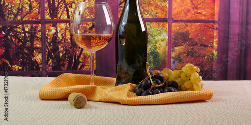 Wallpaper Mural Uva , bicchiere di vino e bottiglia sul tavolo, banner Torontodigital.ca