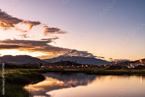 Puesta de sol en laguna de colta con Chimborazo de fondo 