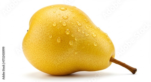 Delicada pera amarilla vibrante con gotas de agua brillando por luz de estudio pura destaca su frescura natural
