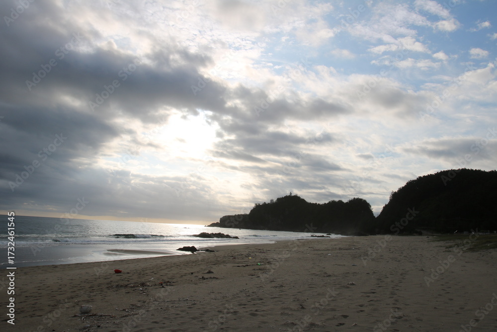 Fototapeta premium 파란하늘과 흰구름 그리고 바닷가 풍경 