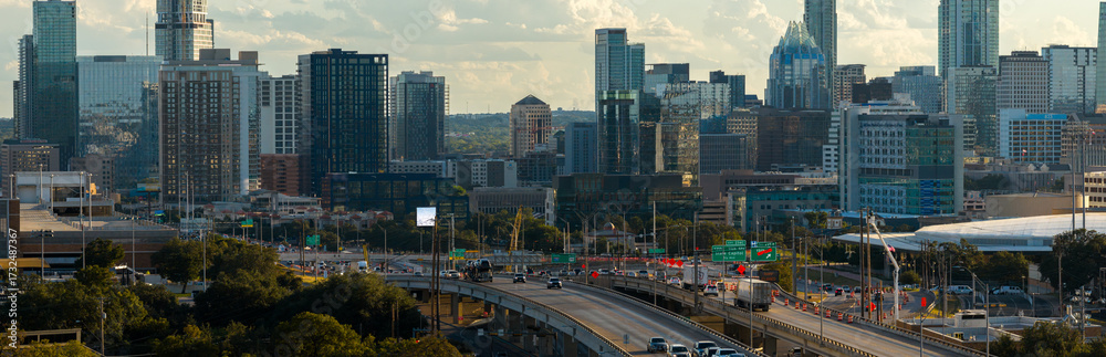 Obraz premium Panoramic aerial view looking into downtown Austin at I-35 highway level