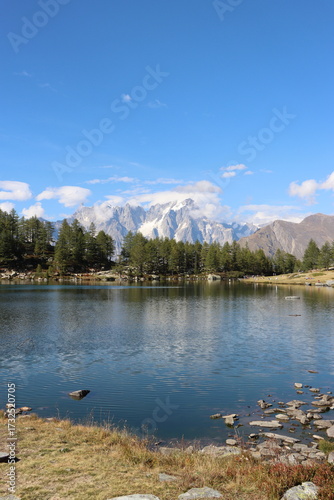 En las montañas del Lago que refleja el Monte Blanco en Italia capturado por un drone es un espectáculo visual, de paz y de vida de nomada digital.