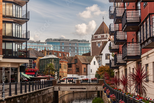 Fotografía The cityscape of Kingston upon Thames, mix of modern development and historic charm