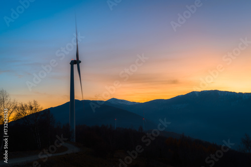 Parco eolico al tramonto