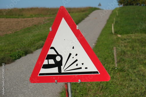 Wallpaper Mural Verkehrszeichen Vorsicht Rollsplitt, Schotter auf der neu ausgebesserten Fahrbahn auf dem Lande, Unfallgefahr durch beeinträchtigte Haftung vom Fahrzeug Torontodigital.ca