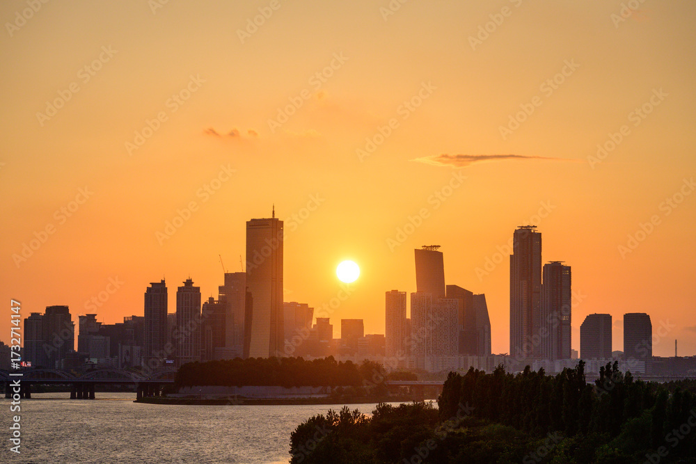 Fototapeta premium The night view of the city of Yeouido, a high-rise building, shot at Dongjak Bridge in Seoul at sunset