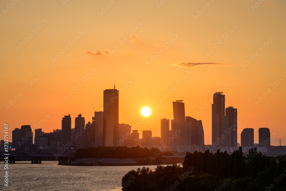 Fototapeta premium The night view of the city of Yeouido, a high-rise building, shot at Dongjak Bridge in Seoul at sunset