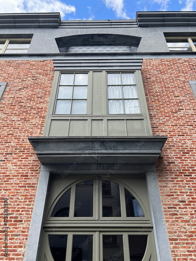 Obraz premium Brick building with modern windows