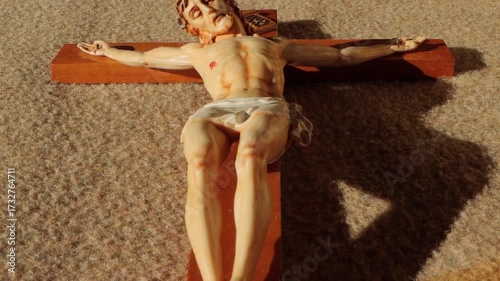 La cruz de cristo es el amor entregado. Su rostro muestra distintos sentimientos, pero la cruz muestra el amor donado gratuito y crucificado.