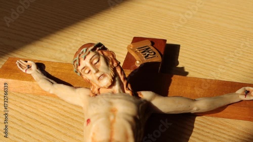 La cruz de cristo es el amor entregado. Su rostro muestra distintos sentimientos, pero la cruz muestra el amor donado gratuito y crucificado.
