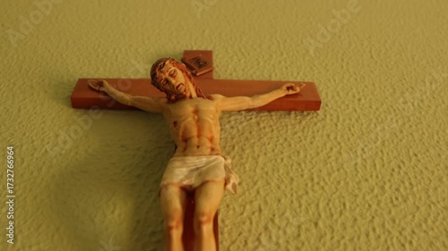 La cruz de cristo es el amor entregado. Su rostro muestra distintos sentimientos, pero la cruz muestra el amor donado gratuito y crucificado.