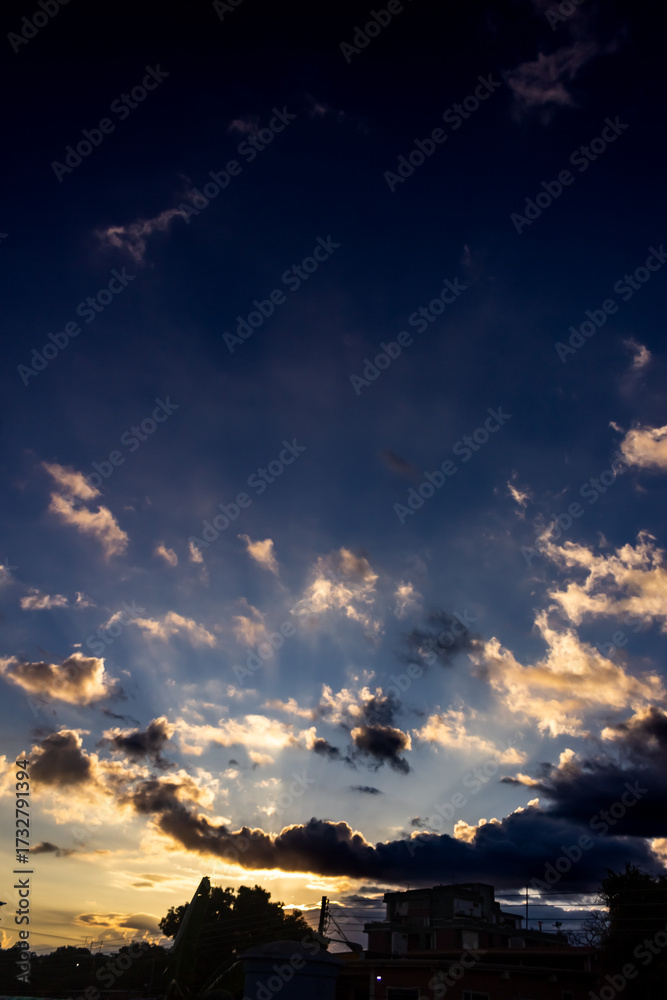 Fototapeta premium Sunset sky with clouds and sunbeams