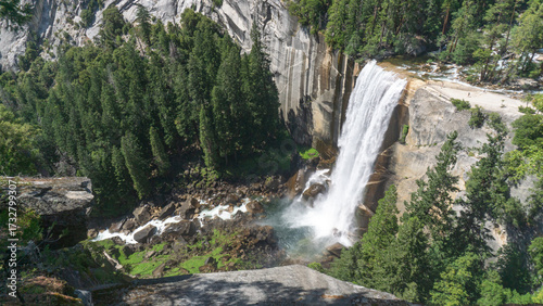 Foto View of vernal falls in yosemite national park surrounded by trees and rock form