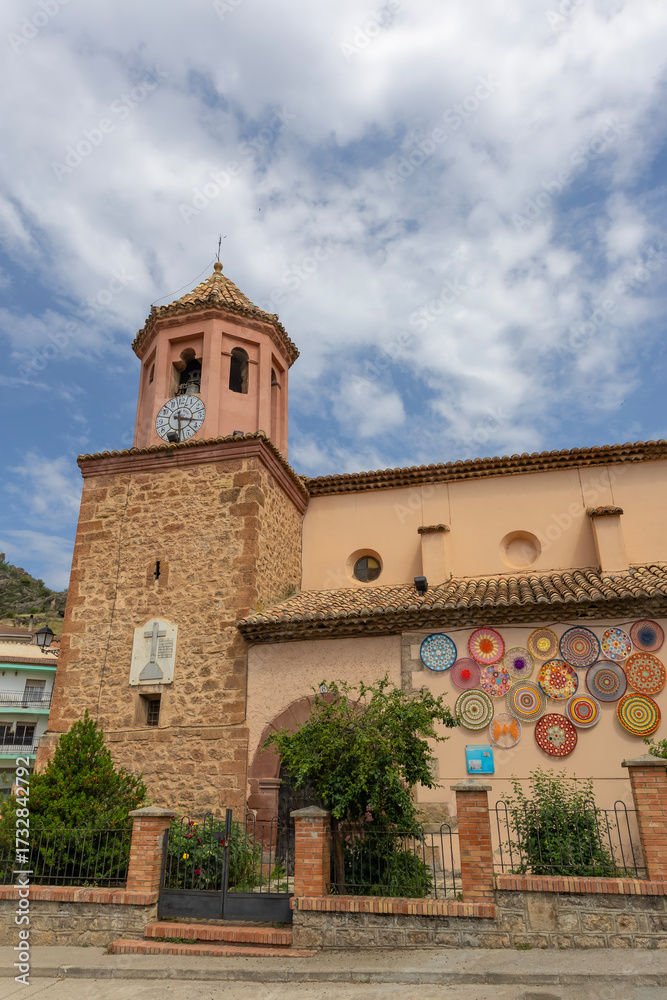 Obraz premium la Iglesia de Santa Ana en Tramacastilla, Teruel, España