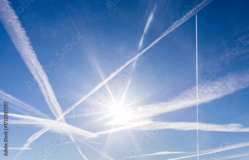 Le scie chimiche nel cielo mostrano la moltitudine dei percorsi aerei simultanei