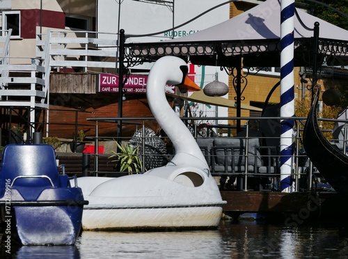 Schwan-Tretboot auf Alsterkanal im Sonnenlicht