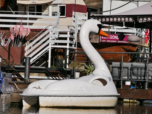 Schwan-Tretboot auf Alsterkanal im Sonnenlicht