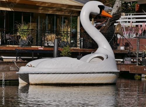 Schwan-Tretboot auf Alsterkanal im Sonnenlicht