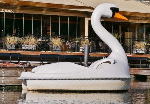 Schwan-Tretboot auf Alsterkanal im Sonnenlicht