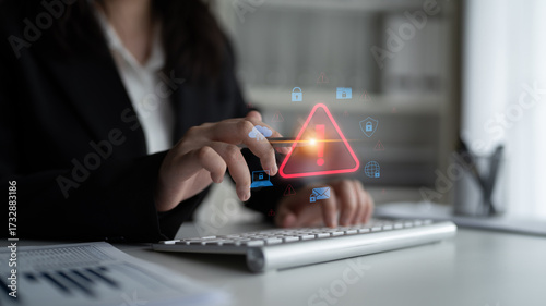 Foto Cybersecurity threat alert protects data