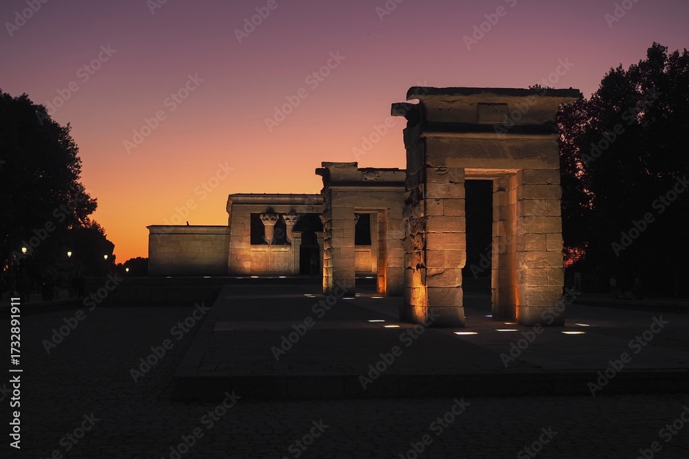 Fototapeta premium Templo de Debod at sunset 
