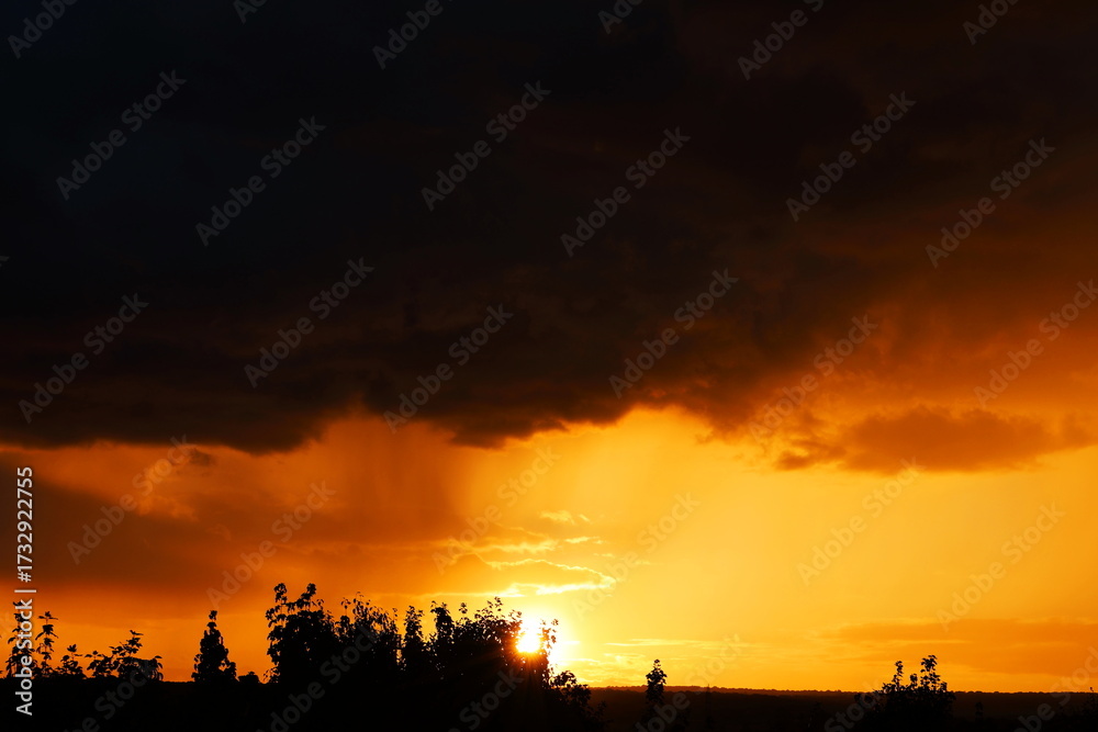 Obraz premium Roter Himmel / Sonnenuntergang - Abendrot mit düsterem Wolkenhimmel / Haufenwolken (Cumulus)