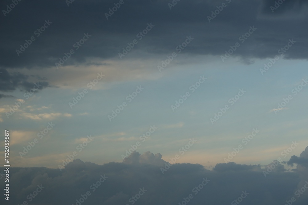 Obraz premium Blue sky with scattered white cumulus clouds