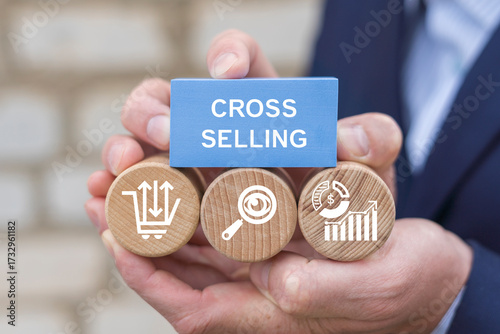 Foto Marketer holding blocks with icons sees the inscription CROSS SELLING